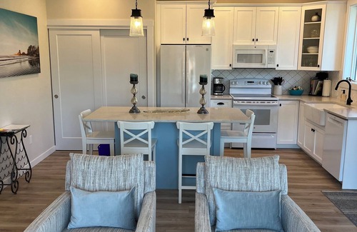Regional District of Nanaimo Apartment | Cozy Village Nest - Walk to Beach, Pub and Restaurants - King Bed + Fireplace