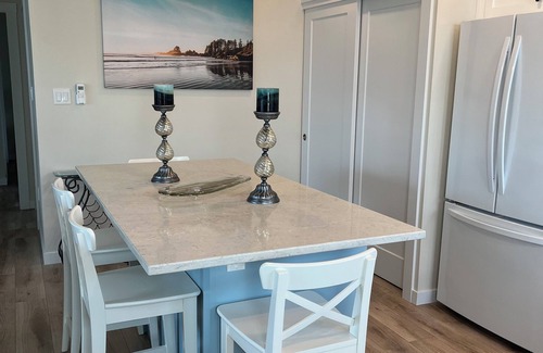 Regional District of Nanaimo Apartment | Cozy Village Nest - Walk to Beach, Pub and Restaurants - King Bed + Fireplace