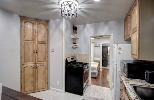 Central Sacramento House | Cozy Vintage Historic Bungalow In Midtown Sacramento