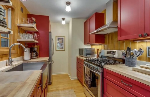 Michiana Shores Cottage | Cozy Vintage Michiana Shores Cottage w/Fireplace, Firepit, & Screened-in Porch