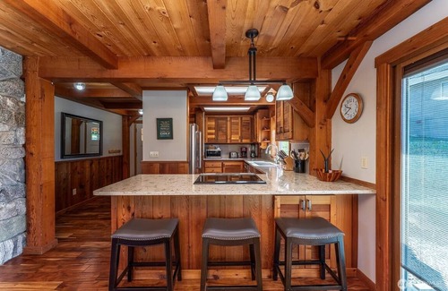 Manson House | Cozy Wapato Point Escape + Hot Tub! Lake views, beach and resort access