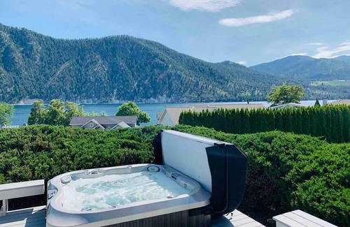 Manson House | Cozy Wapato Point Escape + Hot Tub! Lake views, beach and resort access