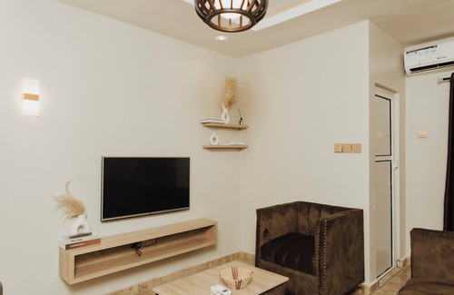 Port Harcourt Apartment | Cozy, Warm, Your home away from home. 10 mins to top spots in the city