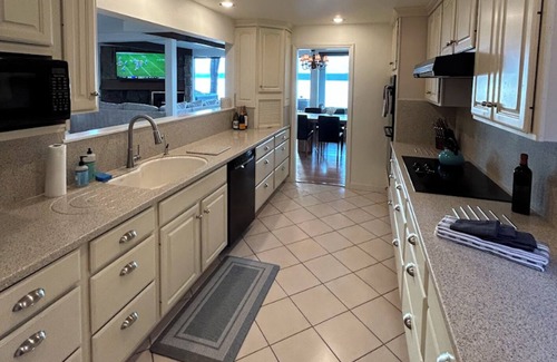 Gig Harbor House | Cozy Waterfront Escape with Hot Tub, Propane Firepit, Kayaks and Beach Access