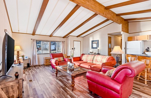 Harrison House | Cozy, waterfront home on Lake Coeur d'Alene - walk to downtown Harrison