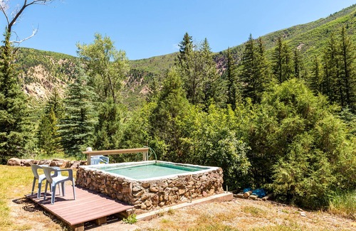 Carbondale Cabin | Cozy, waterfront, mountainview cabin w/prime location & shared hot springs