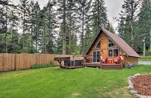 Paradise Estates Cabin | Cozy Waterside Chalet By Mt Rainier National Park!
