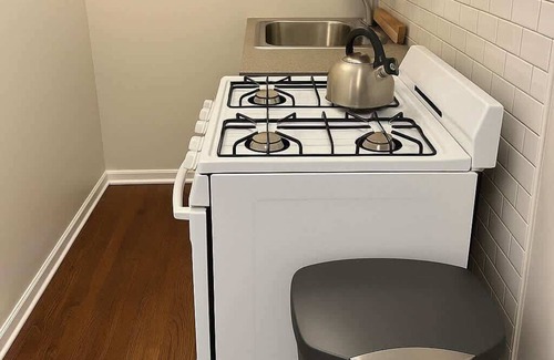 Hyde Park Apartment | Cozy Well-Equipped Studio Apt