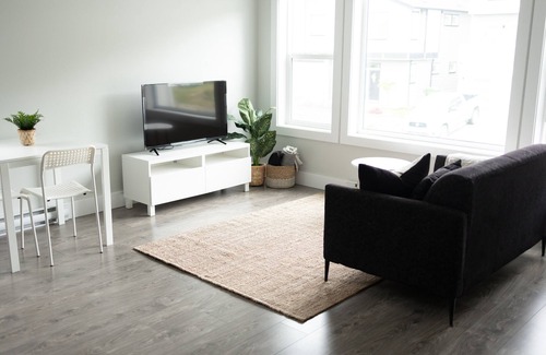 Langford House | Cozy west coast suite five minutes from the beach