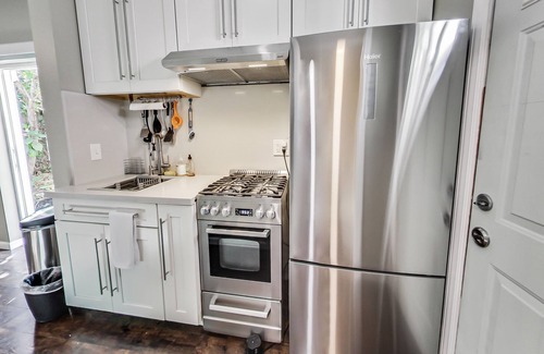 Prescott House | Cozy West oakland cottage with Air Conditioning