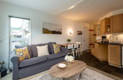 Whistler Creekside House | Cozy Whistler Retreat 2bd loft, ski/bike in/out steps to gondola!