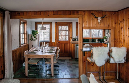 Ludlow House | Cozy Winter Cabin - Peaceful Retreat 5min from Ski