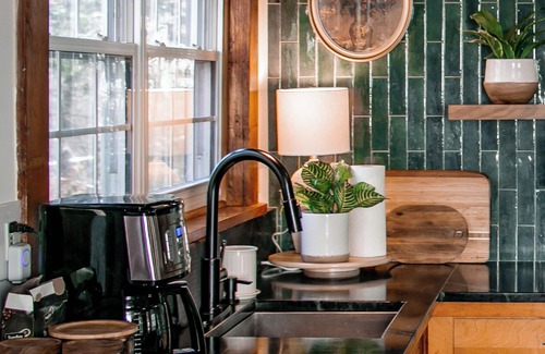 Ludlow House | Cozy Winter Cabin - Peaceful Retreat 5min from Ski