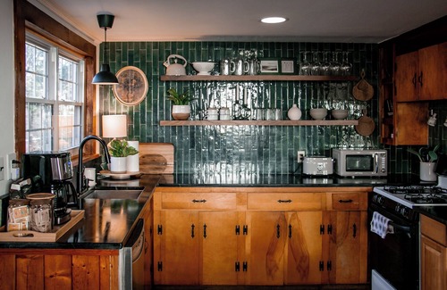 Ludlow House | Cozy Winter Cabin - Peaceful Retreat 5min from Ski