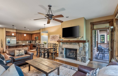 Historic District Condo | Cozy Winter Escape – 2BR/2BA Near Snowy Trails & Downtown