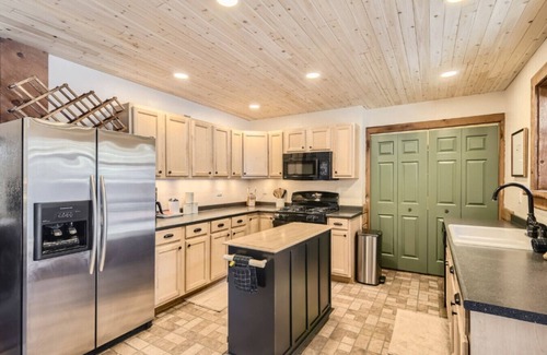 Bailey House | Cozy Wolfcamp Chalet with Hot Tub, Views & Fast Wi-Fi