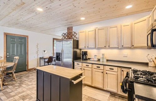 Bailey House | Cozy Wolfcamp Chalet with Hot Tub, Views & Fast Wi-Fi