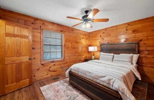 Flowery Branch House | Cozy Wood Cabin Retreat w Dock Deck & Views