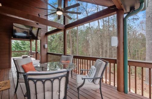 Flowery Branch House | Cozy Wood Cabin Retreat w Dock Deck & Views