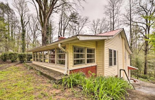 Brevard House | Cozy Wooded Retreat 2 Mi to Dtwn Brevard!