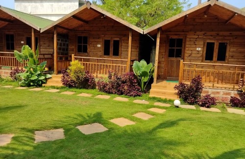 Arambol Cottage | Cozy wooden huts/cottages on edge of Arambol Beach