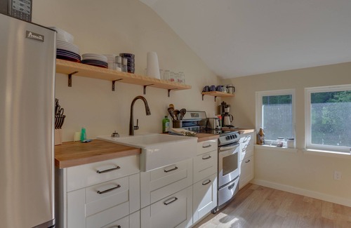 White Salmon Cabin | Cozy woodland cabin in a peaceful location with forested views