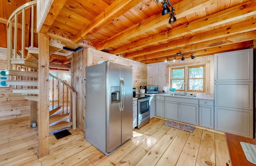 Greenville Cabin | Cozy woodsy Cabin w/a Deck, Firepit, Gas Grill, Free WiFi, & Full Kitchen
