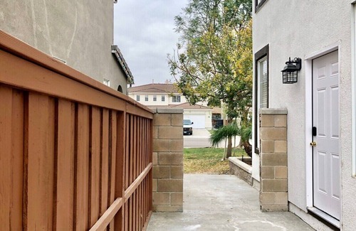 Eastvale Apartment | Cozy Workstay ♡ Steps away from park