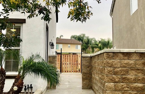 Eastvale Apartment | Cozy Workstay ♡ Steps away from park