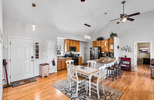Bumpass House | Cozy yet spacious waterfront home on Lake Anna's private side