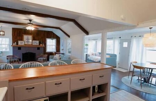Ypsilanti House | Cozy Ypsilanti Cottage | Peloton & Retro Vibes