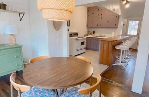 Ypsilanti House | Cozy Ypsilanti Cottage | Peloton & Retro Vibes