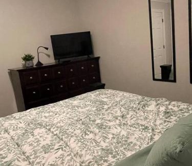 Lexington Apartment | Cozy1King1Queen/1.5bth2min Frm UpTown