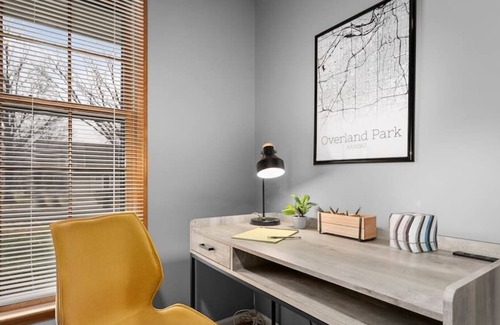 Overland Park House | Cozy3BR +Home Away from Home Mins from Attractions