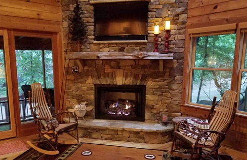 Ellijay Cabin | CozyCabinonBankofCartecay/River access/WiFi/Self Check-In&Out/Clean
