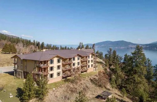 Central Okanagan House | Cozystay Signature Lake Okanagan Resort