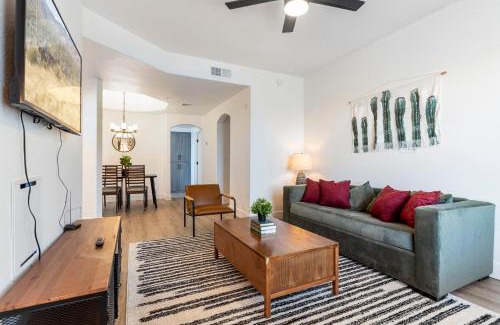 Kierland Apartment | CozySuites at Kierland Commons with pool #01
