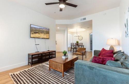 Kierland Apartment | CozySuites at Kierland Commons with pool #01