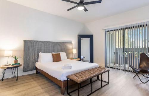 Kierland Apartment | CozySuites at Kierland Commons with pool #01