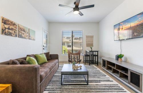 Kierland Apartment | CozySuites at Kierland Commons with pool #13