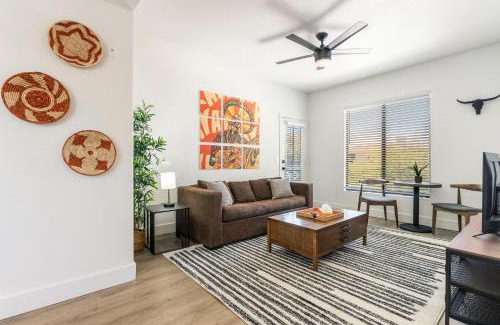 Kierland Apartment | CozySuites at Kierland Commons with pool#15