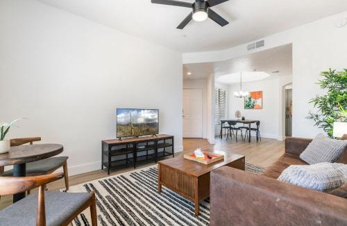 Kierland Apartment | CozySuites at Kierland Commons with pool#15