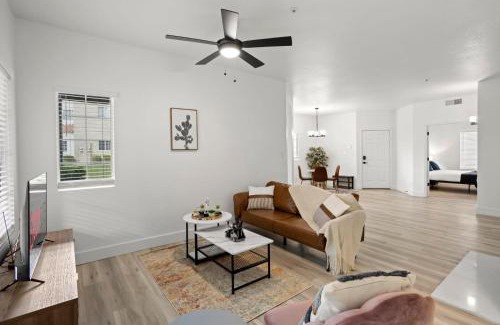 North Scottsdale Apartment | CozySuites at TPC Scottsdale with parking and pool