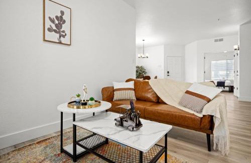 North Scottsdale Apartment | CozySuites at TPC Scottsdale with parking and pool