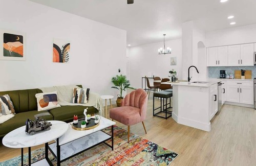 Glendale Sports and Entertainment District Apartment | CozySuites by the stadium w/pool 07