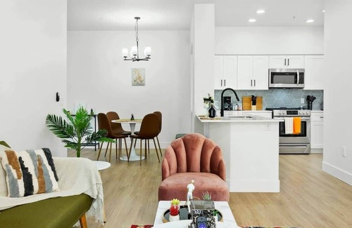 Glendale Sports and Entertainment District Apartment | CozySuites by the stadium w/pool 07