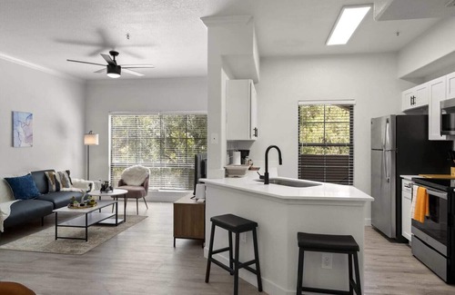 Chandler Apartment | CozySuites Chandler 2BR with 2 pools + Jacuzzi! 05