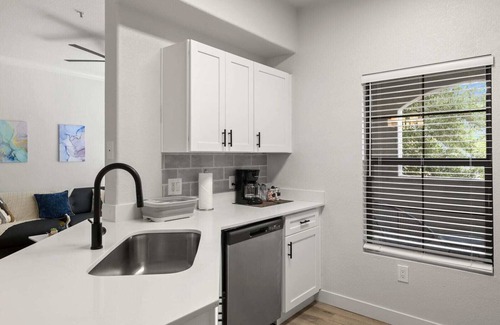Chandler Apartment | CozySuites Chandler 2BR with 2 pools + Jacuzzi! 05