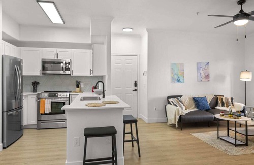 Chandler Apartment | CozySuites Chandler with 2 pools, jacuzzi, arcade! 06