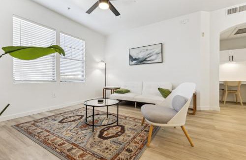 Glendale Sports and Entertainment District Apartment | CozySuites Glendale by the stadium with pool 19